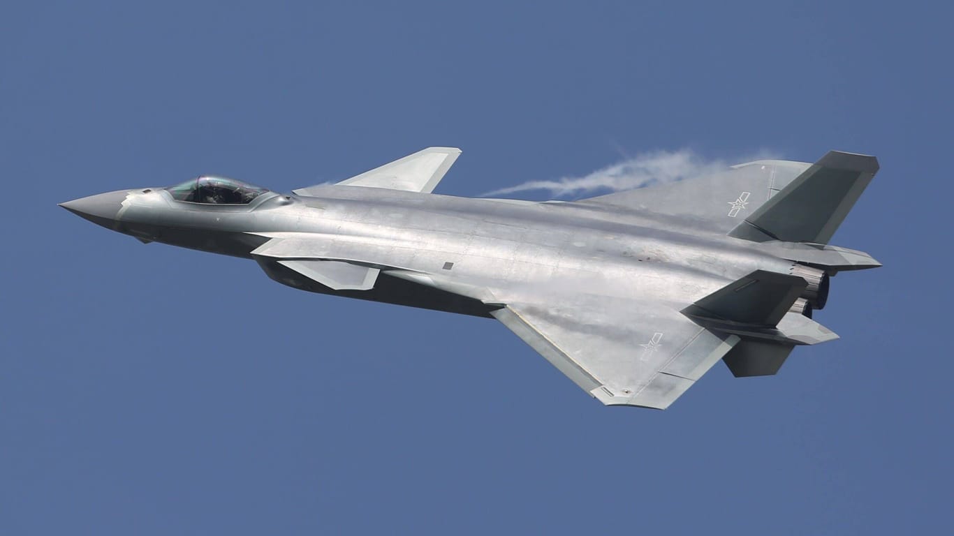 Eine Chengdu J-20: Die USA werfen China vor, Pläne der F-35 gestohlen zu haben.