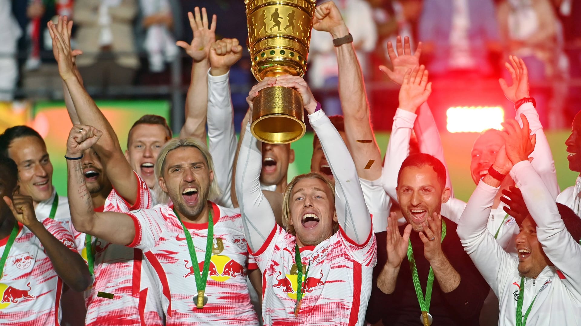 Domenico Tedesco (in schwarz) mit seiner Mannschaft nach dem Titelgewinn im DFB-Pokal.