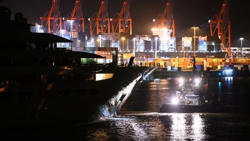 Die Luxusjacht «Dilbar» wird vor den Landungsbrücken am Containerterminal Burchardkai vorbei gezogen.