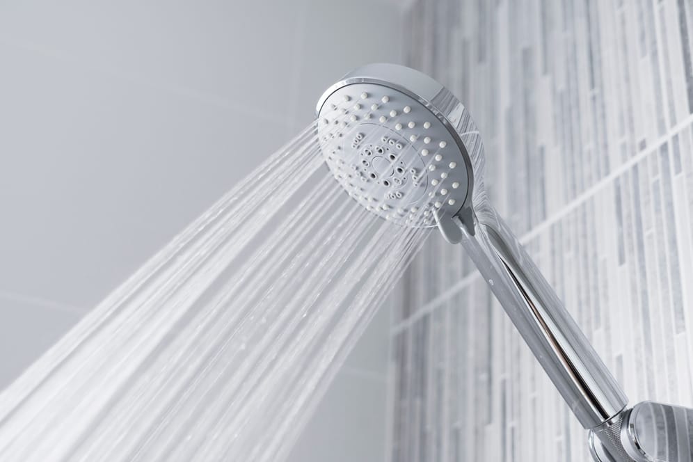Mit einem neuen Duschkopf sparen Sie bis zu 20 Prozent Wasser beim Duschen.