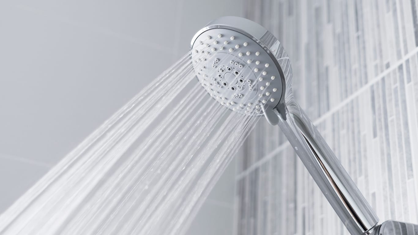 Mit einem neuen Duschkopf sparen Sie bis zu 20 Prozent Wasser beim Duschen.