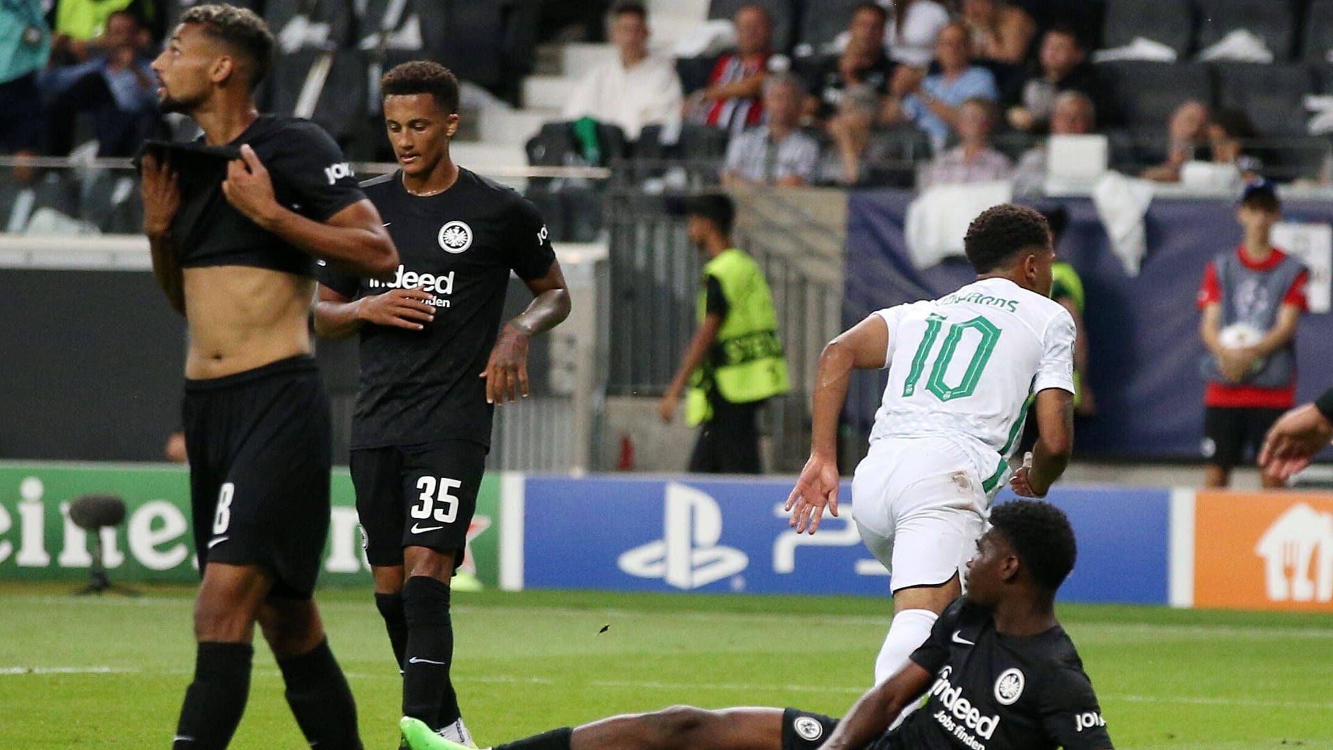 Marcus Edwards (in weiß) trifft zur Führung: Frankfurt scheitert daheim gegen Sporting.