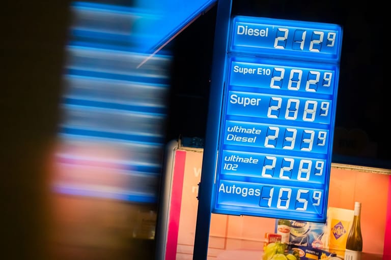 Spritpreise auf der Anzeigentafel einer Tankstelle: Schon kurz nach Mitternacht stiegen die Preise in vielen Orten sprunghaft an.