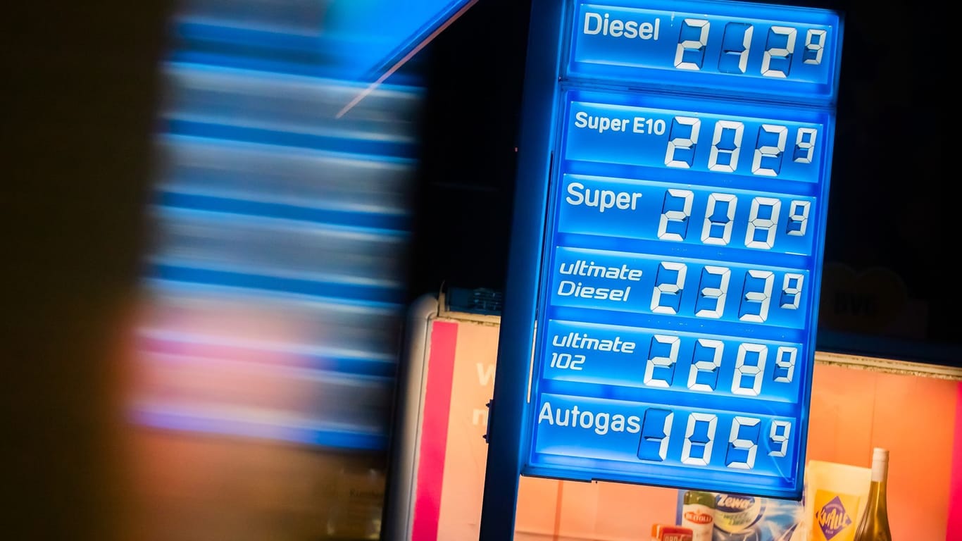 Spritpreise auf der Anzeigentafel einer Tankstelle: Schon kurz nach Mitternacht stiegen die Preise in vielen Orten sprunghaft an.