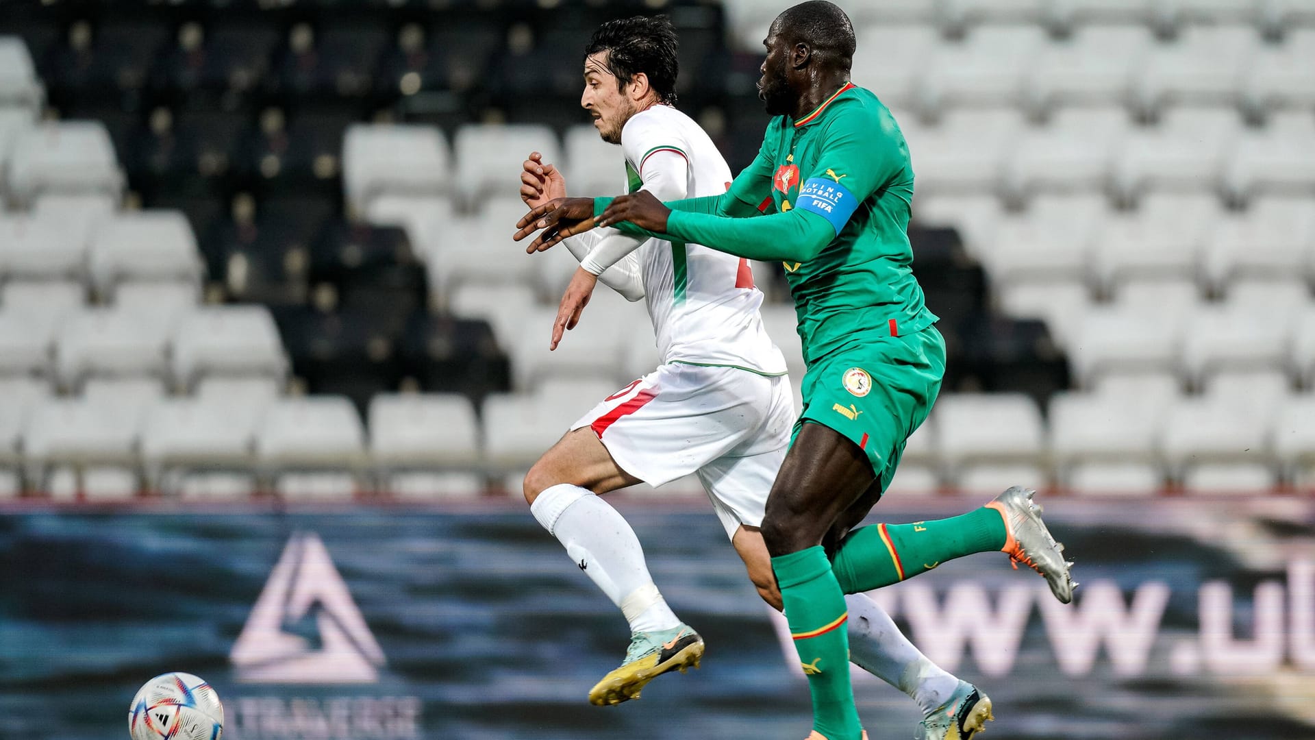 Letztes Länderspiel? Azmoun (li.) unter Woche im Testspiel gegen den Senegal. Nach seinen Äußerungen ist unklar, ob der Angreifer im WM-Kader stehen wird.