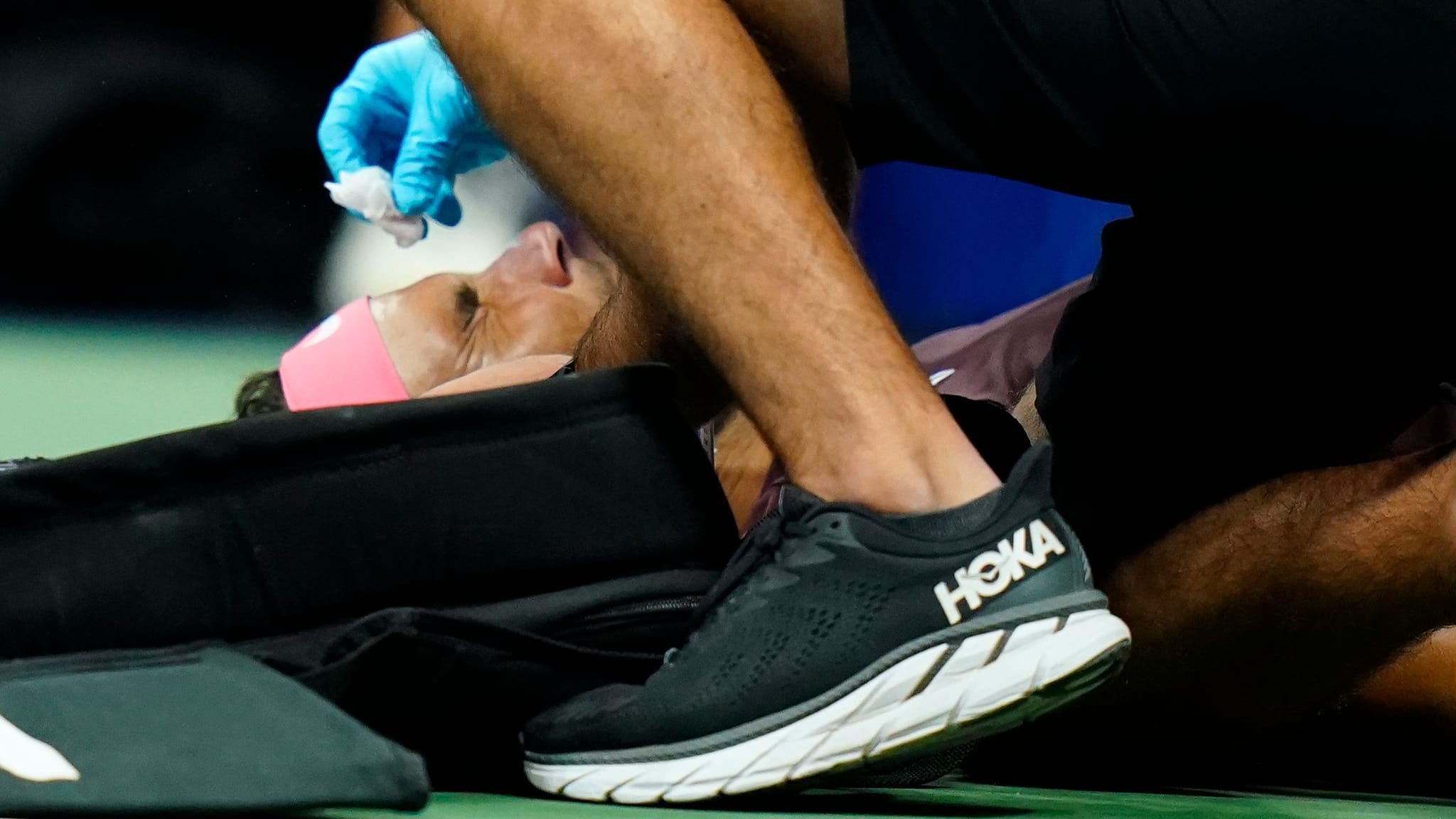US Open | Nadal schwächelt und verletzt sich selbst: 