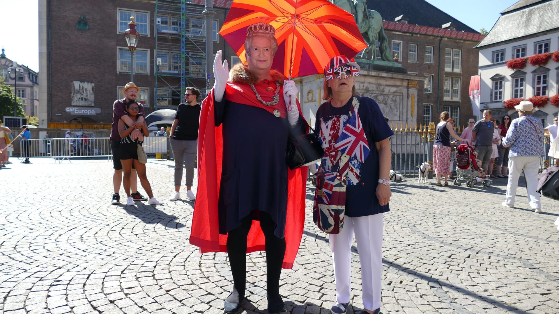 "Die Queen" in Form eines deutschbritischen Superfans: Er reist regelmäßig zu den royalen Besuchen.