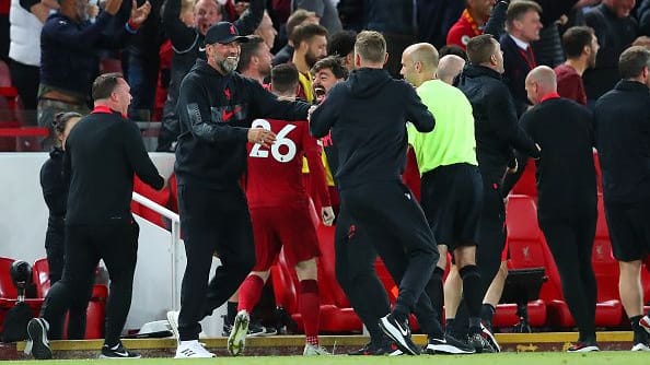 Jürgen Klopp (l.): Liverpool traf zum 2:1 in der achten Minute der Nachspielzeit. Jürgen Klopp (l.): Liverpool traf zum 2:1 in der achten Minute der Nachspielzeit.