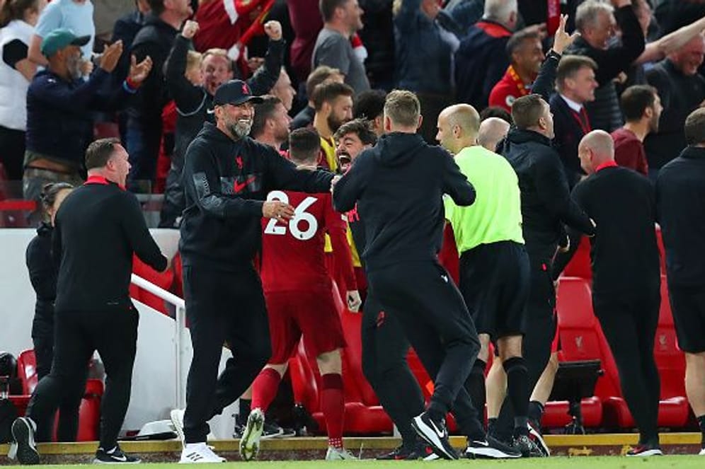 Jürgen Klopp (l.): Liverpool traf zum 2:1 in der achten Minute der Nachspielzeit.