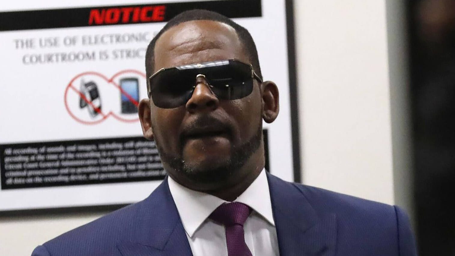 Der US-Sänger R. Kelly bei einem Gerichtstermin (Archivbild): Er wurde erneut wegen Sexualstraftaten verurteilt.