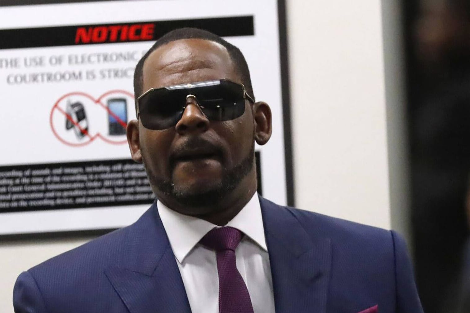 Der US-Sänger R. Kelly bei einem Gerichtstermin (Archivbild): Er wurde erneut wegen Sexualstraftaten verurteilt.