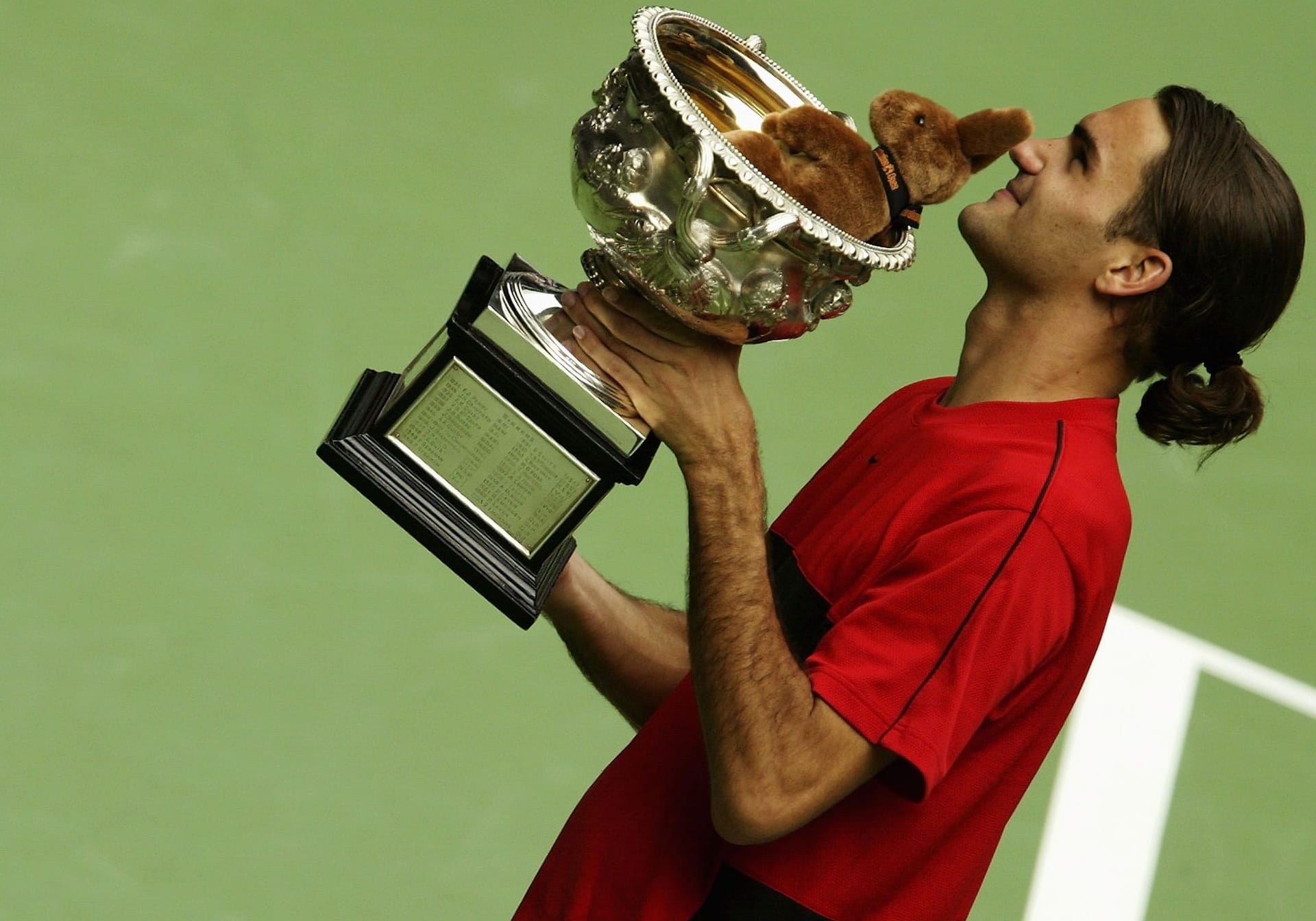 Australian Open 2004: Zum Auftakt der Saison 2004 gewinnt Federer seinen ersten Titel bei den Australian Open und den zweiten Grand-Slam seiner Karriere. Mit dem Final-Erfolg über den Russen Marat Safin übernimmt er zudem erstmals die Führung in der Weltrangliste.