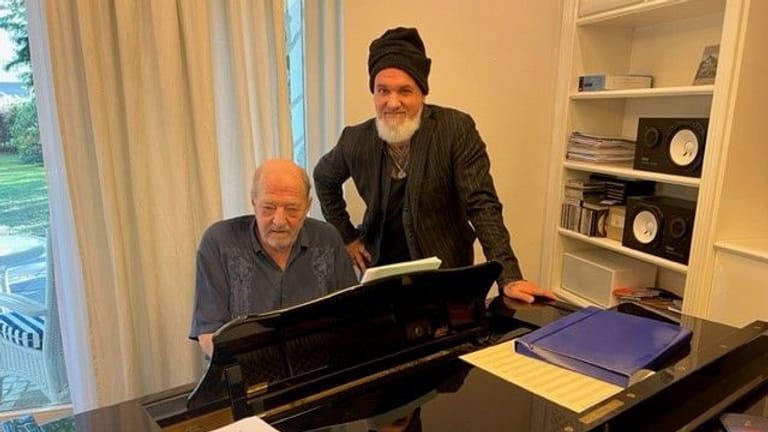 Ralph Siegel (links) zu Hause an seinem Klavier (Archivbild): Autor Reinhard Franke hatte ihn erst im September besucht.