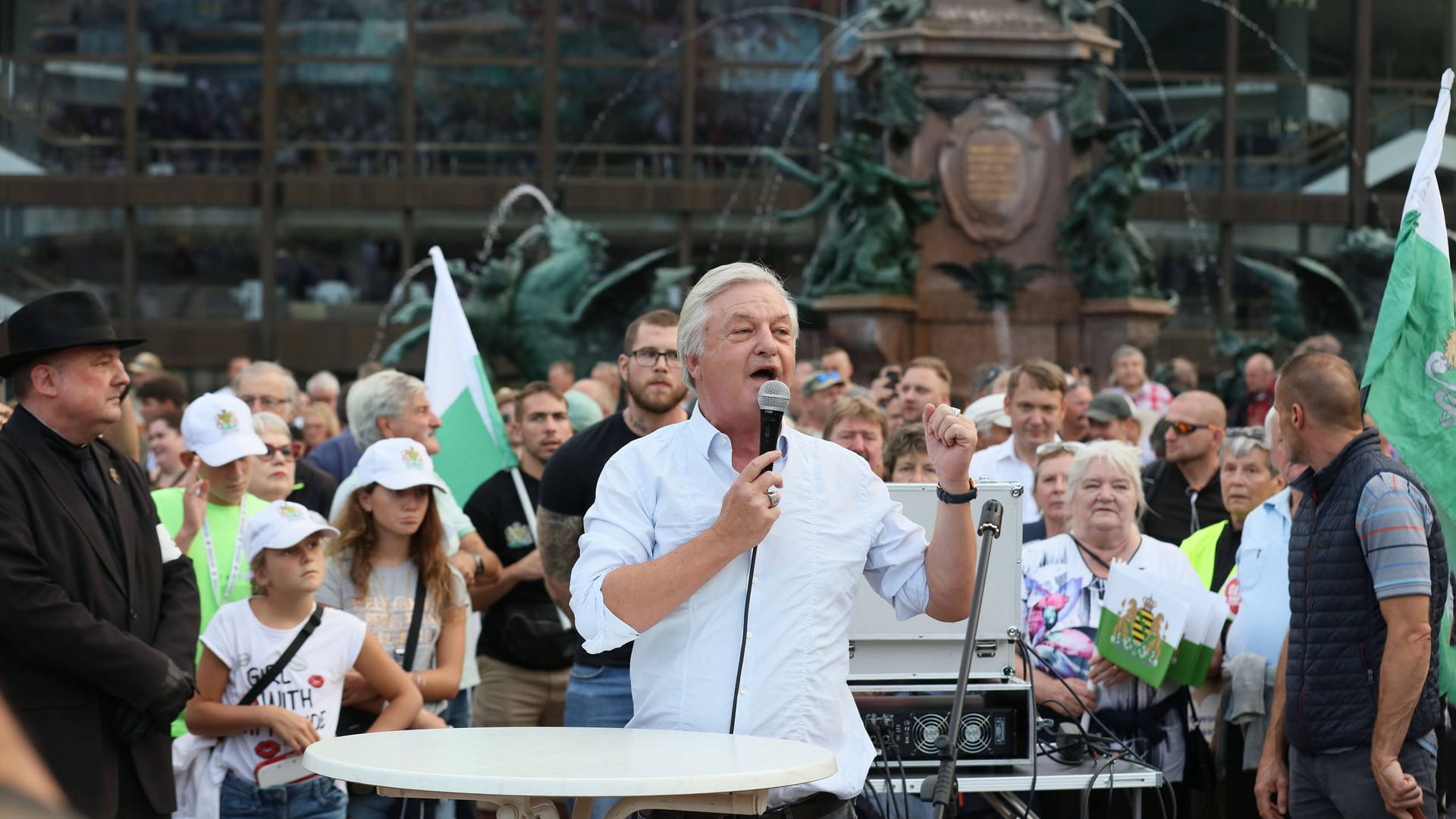 Jürgen Elsässer, Verleger des rechtsextremen Compact-Magazins, bei einer Demonstration in Leipzig: Anfang September demonstrierten Linke und Rechtsextreme nur wenige Meter getrennt voneinander.