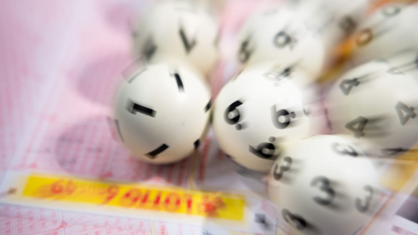 Lotto-Kugeln liegen auf einem Lottoschein (Symbolbild): Der Gewinner hat die zweithöchste Summe jemals im Bundesland eingefahren.