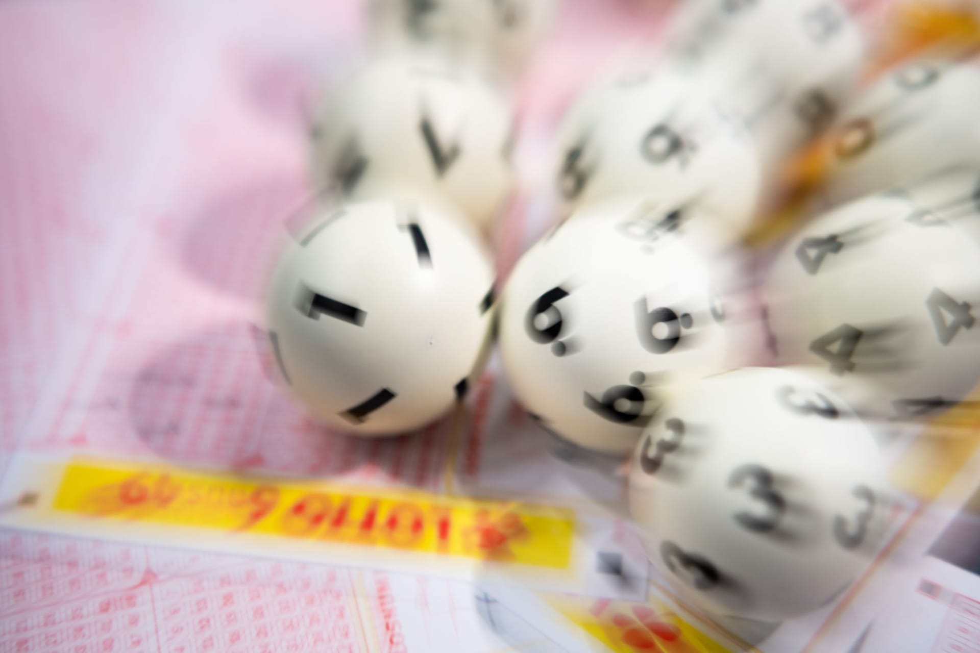 Lotto-Kugeln liegen auf einem Lottoschein (Symbolbild): Der Gewinner hat die zweithöchste Summe jemals im Bundesland eingefahren.
