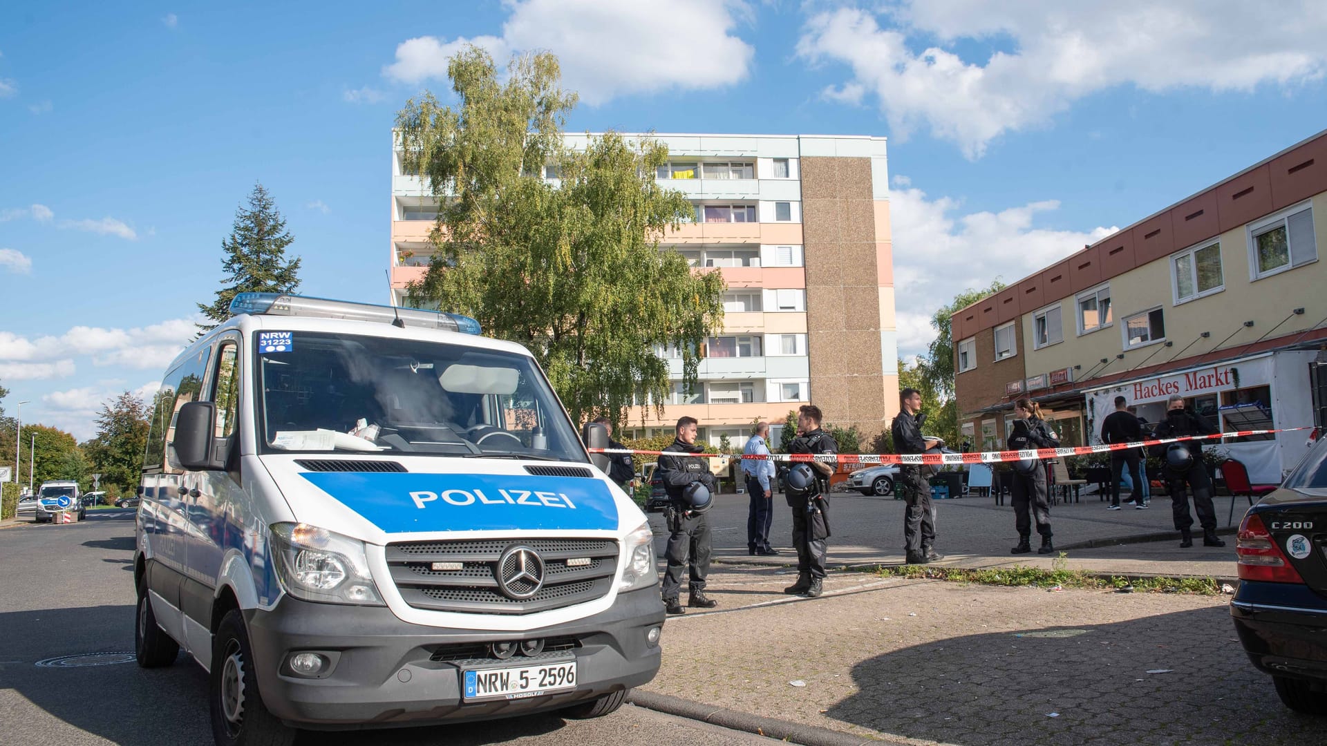 Absperrung am Tatort: Die Schüsse sollen in dem Kioskcafé neben dem Markt gefallen sein.