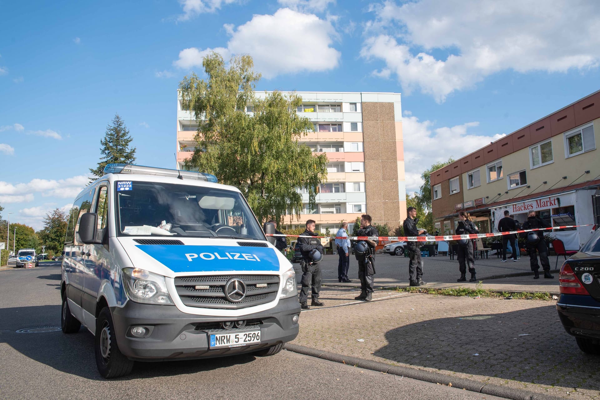 Absperrung am Tatort: Die Schüsse sollen in dem Kioskcafé neben dem Markt gefallen sein.