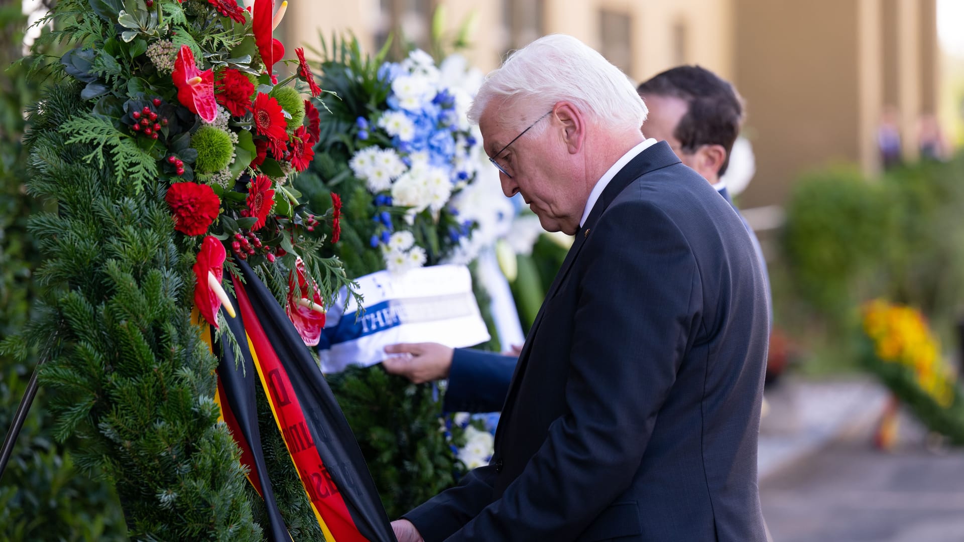 Frank-Walter Steinmeier legt einen Kranz nieder: Das Bemühen, Deutschland im Jahr 1972 als friedfertige, freundliche Demokratie zu zeigen, sei in München tragisch gescheitert, sagt der Bundespräsident.