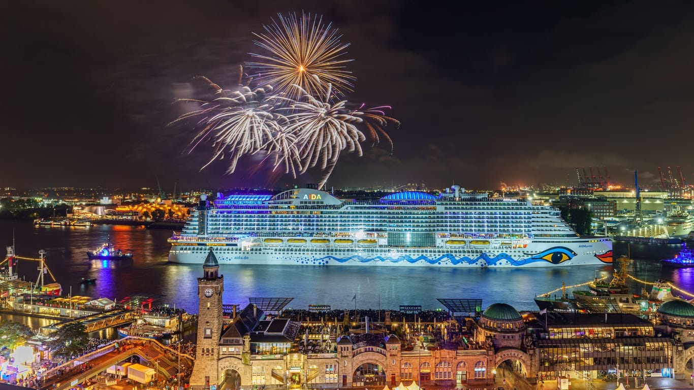 Höhepunkt beim Hafengeburtstag am Samstagabend: Das Feuerwerk, abgefeuert vom Kreuzfahrtschiff der Aida.