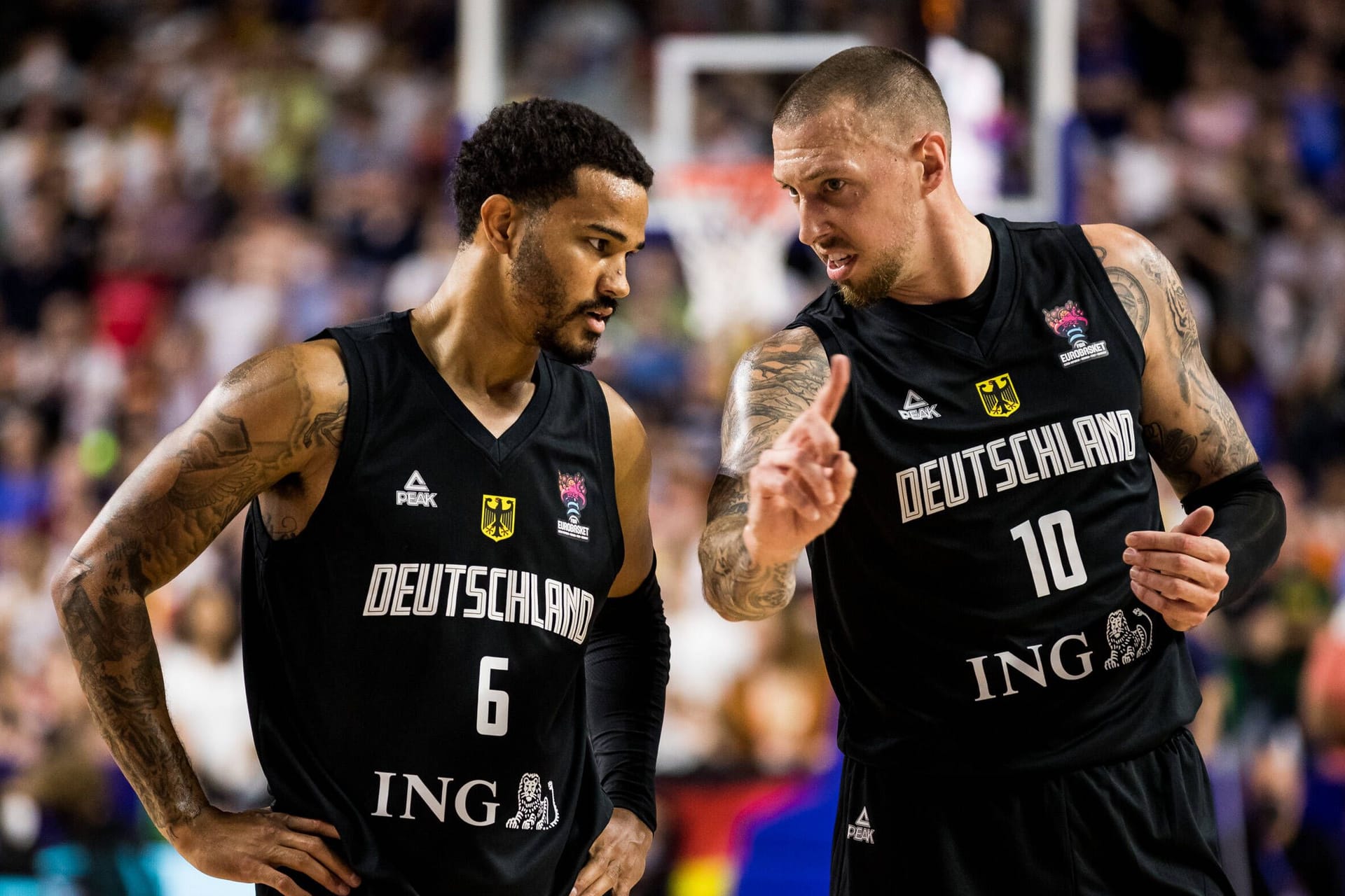 Nick Weiler-Babb (l.) neben Daniel Theis: Der Guard spielt im DBB-Team eine wichtige Rolle.