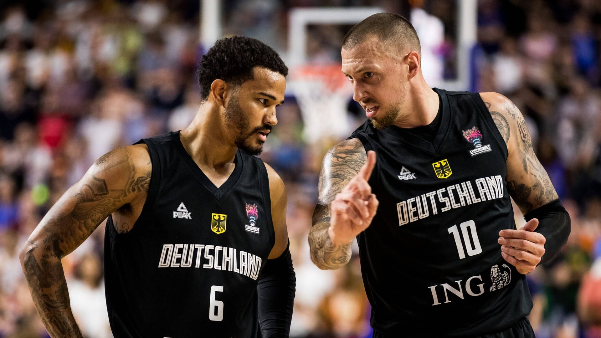 Nick Weiler-Babb (l.) neben Daniel Theis: Der Guard spielt im DBB-Team eine wichtige Rolle.