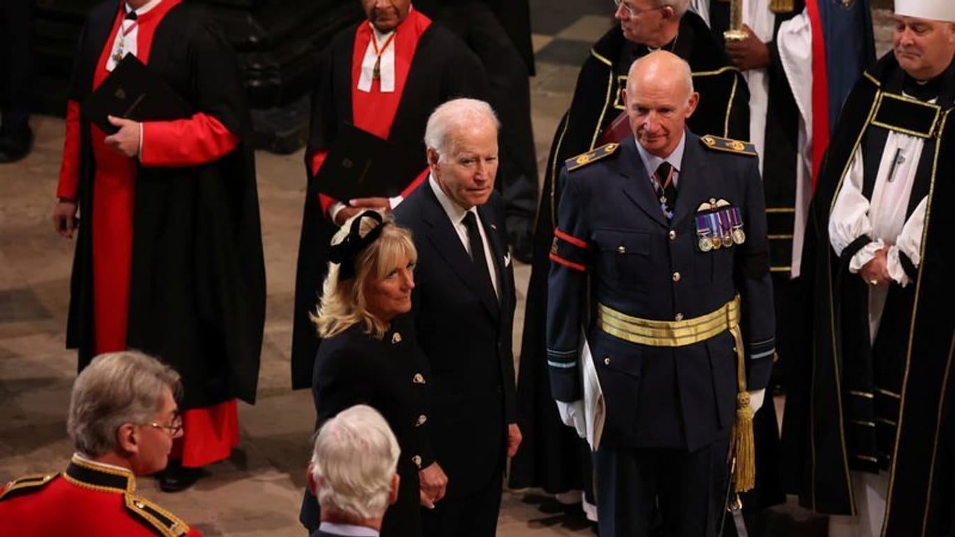 Joe und Jill Biden sind zum Begräbnis der Queen eingetroffen.