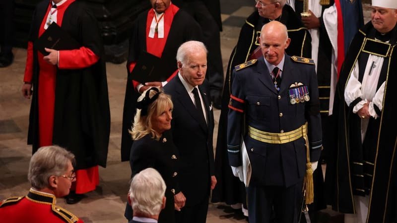 Joe und Jill Biden sind zum Begräbnis der Queen eingetroffen.