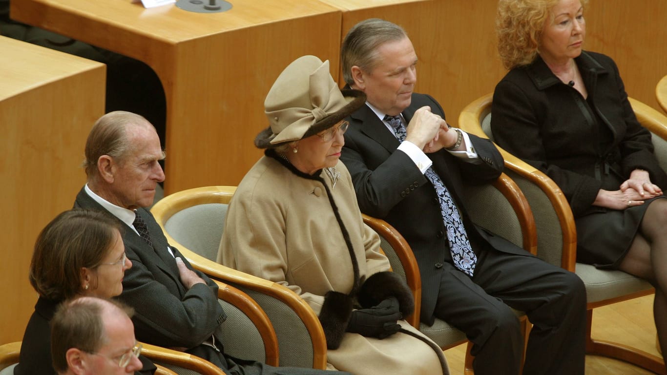 Besuch im Düsseldorfer Landtag: 2004 war die Monarchin in der Hauptstadt von Nordrhein-Westfalen zu Gast.