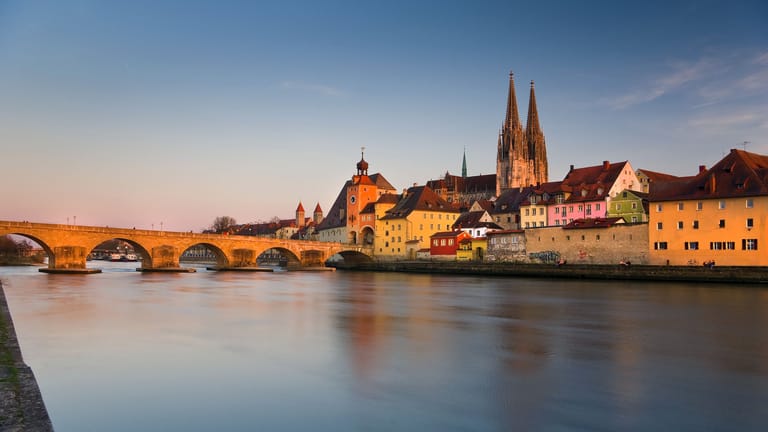 Altstadt von Regensburg mit Donau: Der Fluss bietet zahlreiche Sehenswürdigkeiten.