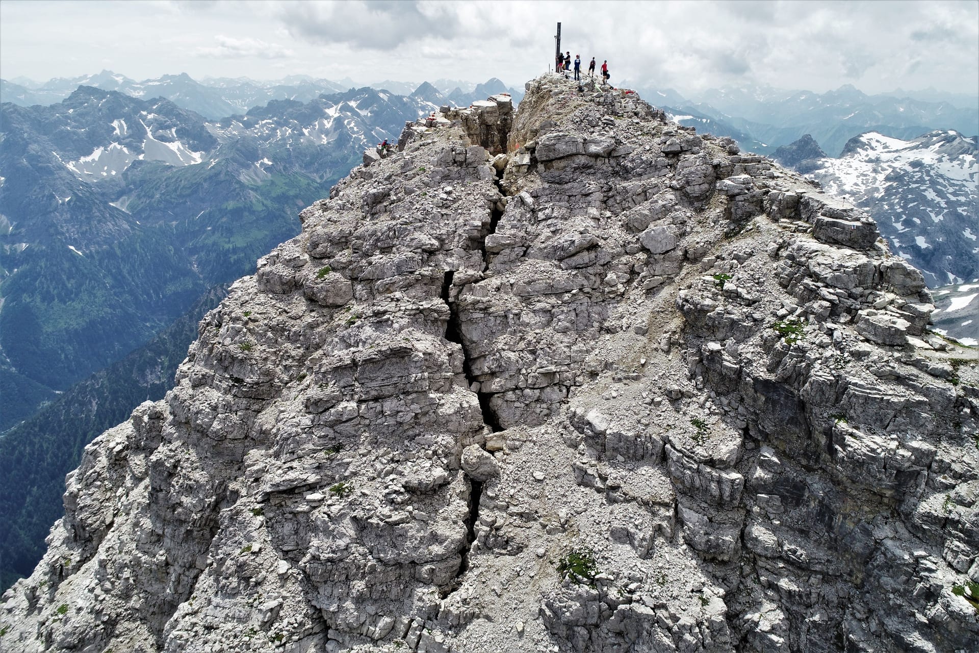 Der Gipfel des Hochvogel im Allgäu (Archivbild): Durch den Gipfel zieht sich ein großer Riss, der immer breiter wird.