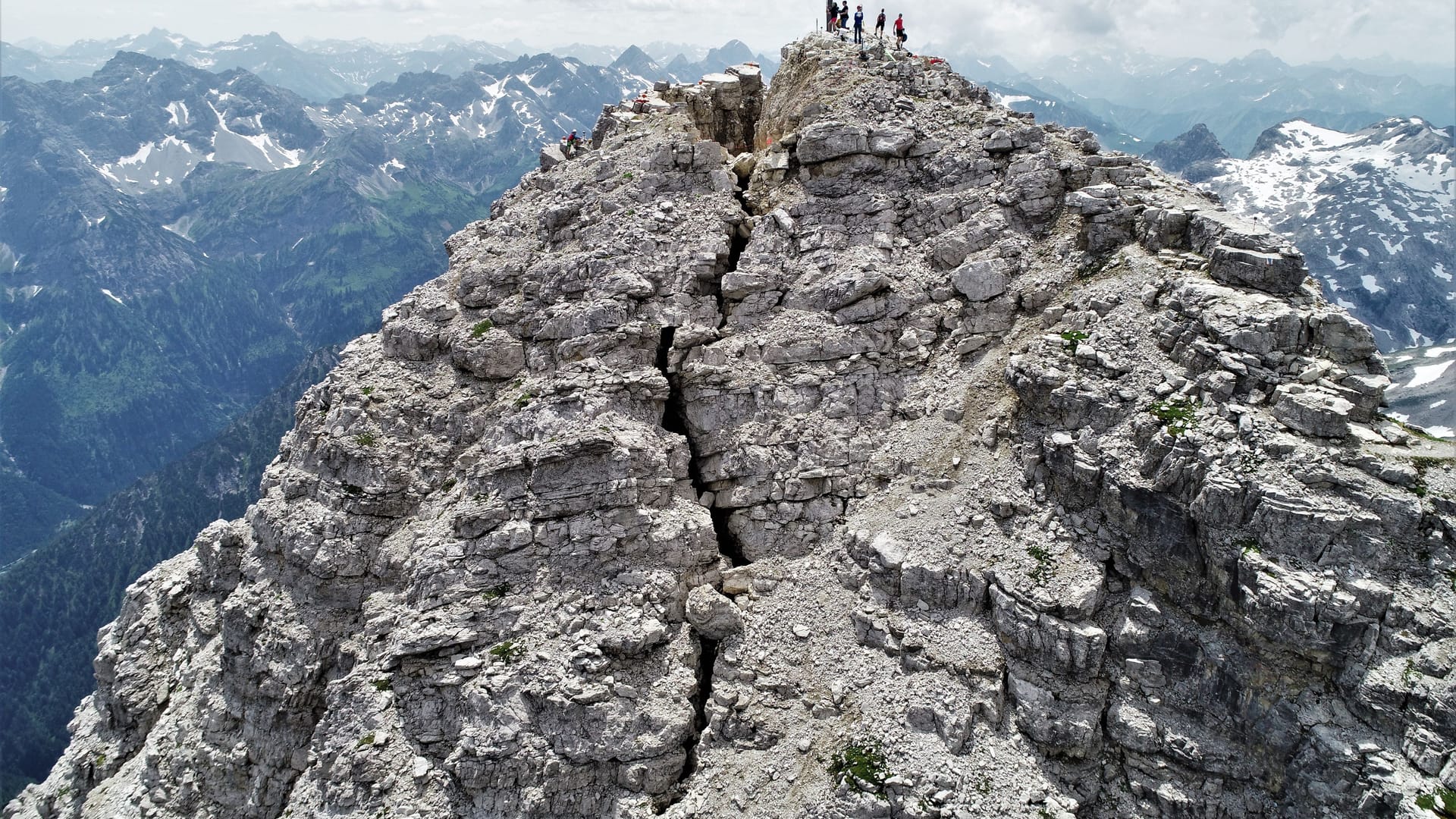 Der Gipfel des Hochvogel im Allgäu (Archivbild): Durch den Gipfel zieht sich ein großer Riss, der immer breiter wird.