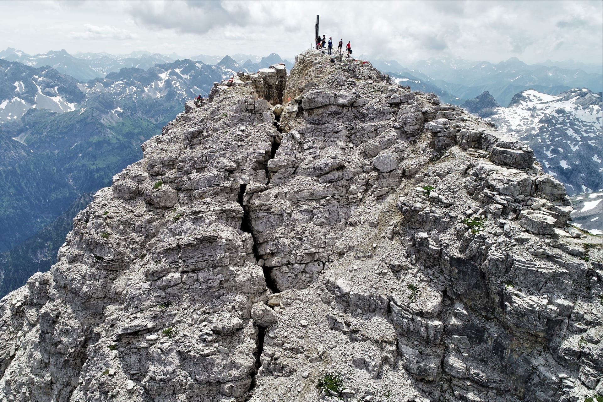Der Gipfel des Hochvogel im Allgäu (Archivbild): Durch den Gipfel zieht sich ein großer Riss, der immer breiter wird.