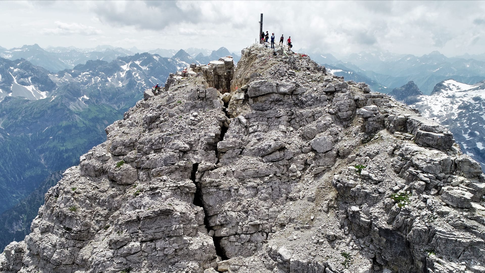 Der Gipfel des Hochvogel im Allgäu (Archivbild): Durch den Gipfel zieht sich ein großer Riss, der immer breiter wird. Der Gipfel des Hochvogel im Allgäu (Archivbild): Durch den Gipfel zieht sich ein großer Riss, der immer breiter wird.