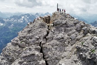 Der Gipfel des Hochvogel im Allgäu (Archivbild): Durch den Gipfel zieht sich ein großer Riss, der immer breiter wird.