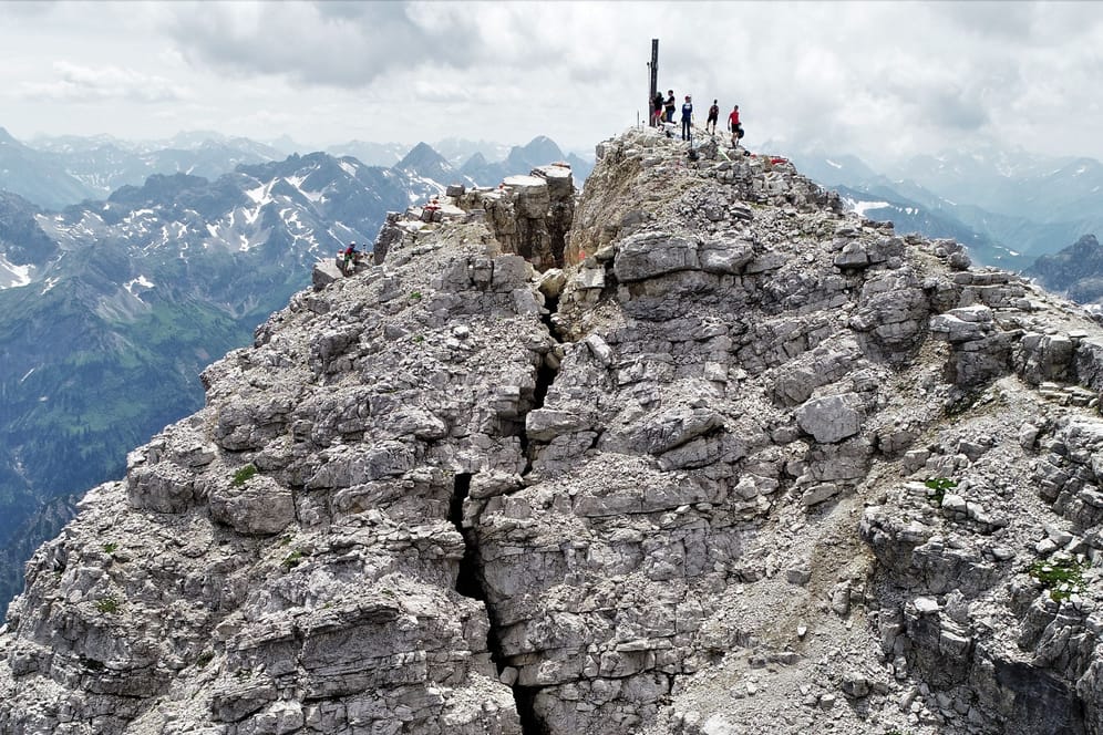 Der Gipfel des Hochvogel im Allgäu (Archivbild): Durch den Gipfel zieht sich ein großer Riss, der immer breiter wird.