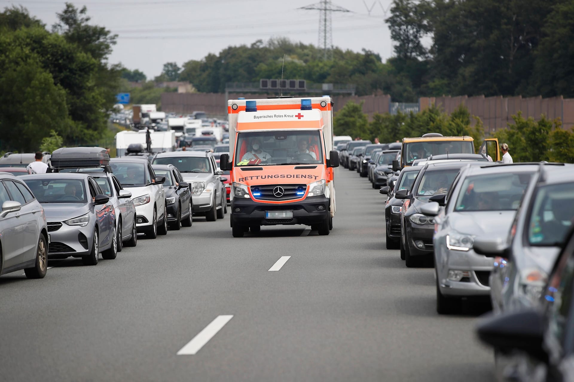 Krankenwagen in einer Rettungsgasse auf der A3 (Symbolbild): Der Verkehr staut sich über viele Kilometer.