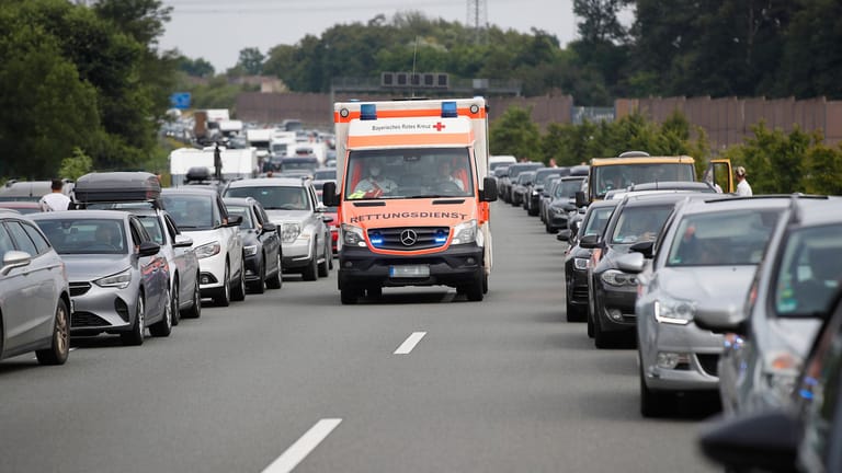 Krankenwagen in einer Rettungsgasse auf der A3 (Symbolbild): Der Verkehr staut sich über viele Kilometer.