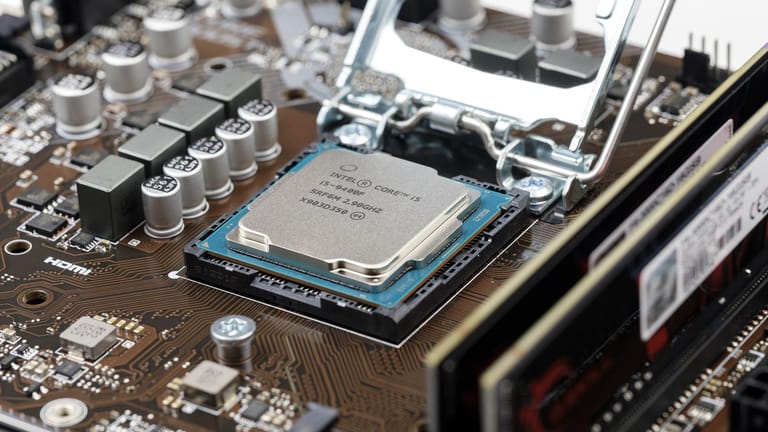 CPU auf dem Mainboard des Rechners.