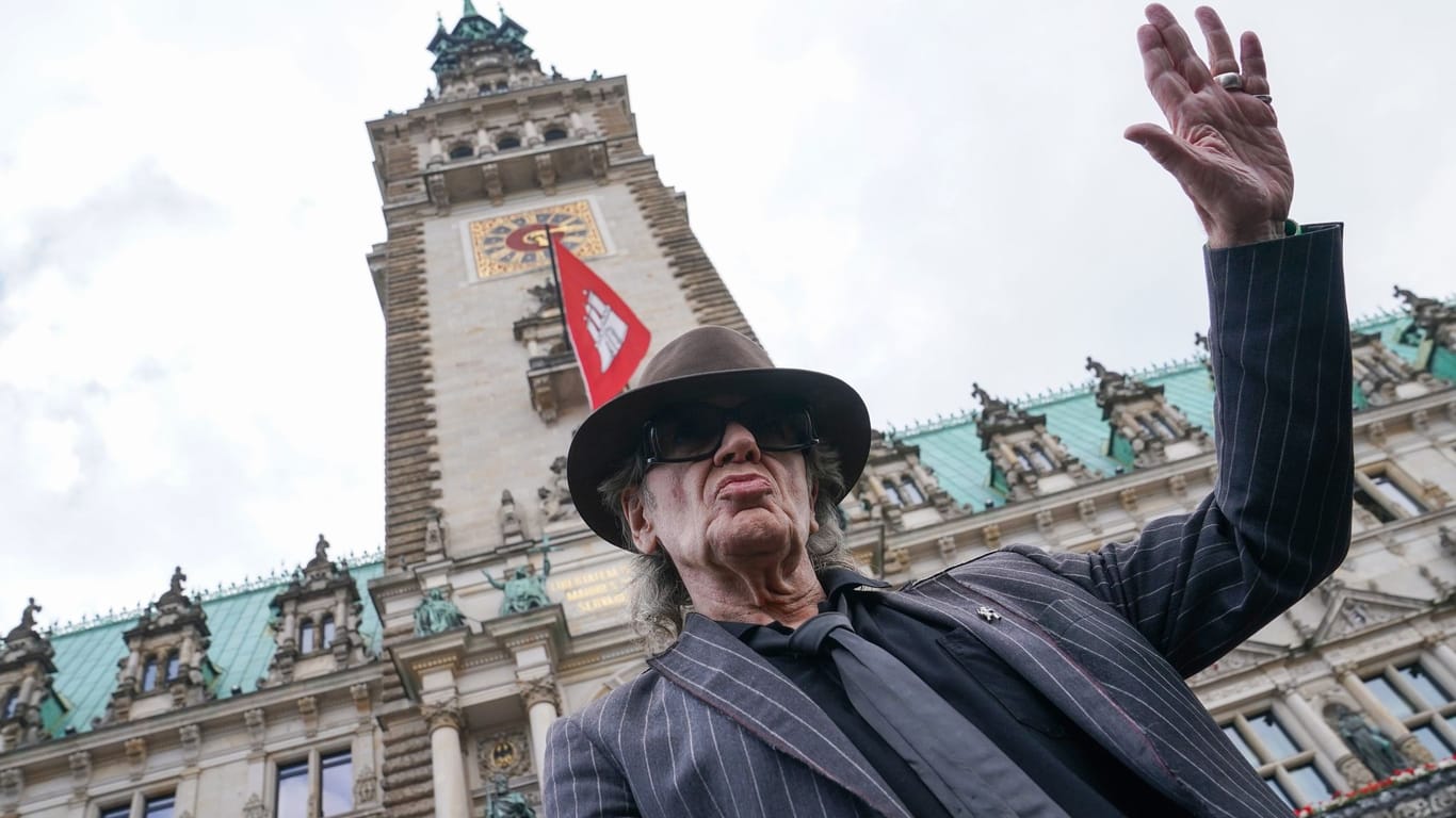Rocksänger Udo Lindenberg steht vor dem Hamburger Rathaus: Der Sänger wurde kürzlich zum Ehrenbürger der Freien und Hansestadt ernannt.