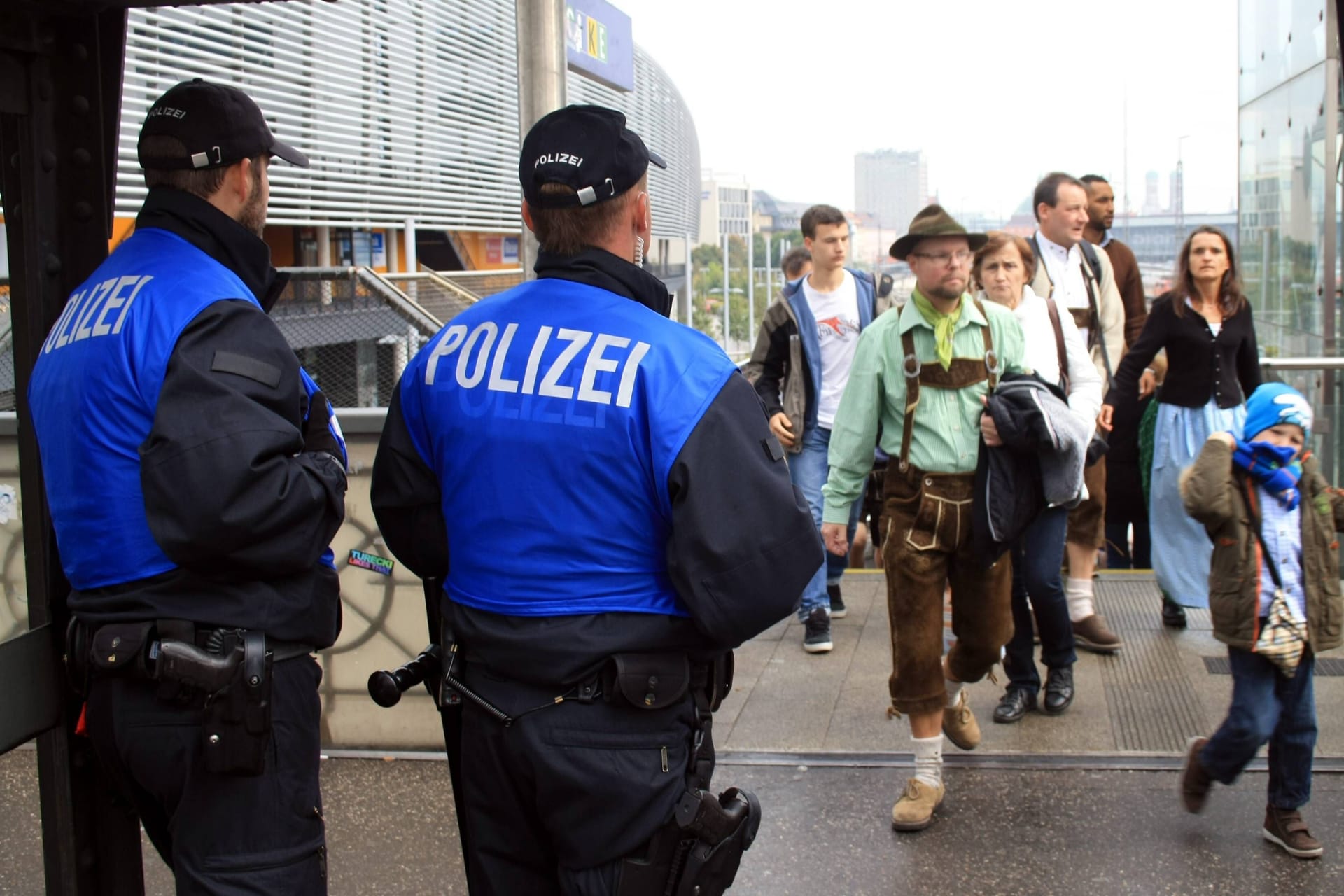 Bundespolizisten erwarten Wiesn-Besucher an der S-Bahn Haltestelle Hackerbrücke (Symbolbild): Immer wieder kommt es zu Übergriffen nach dem Volksfestbesuch.