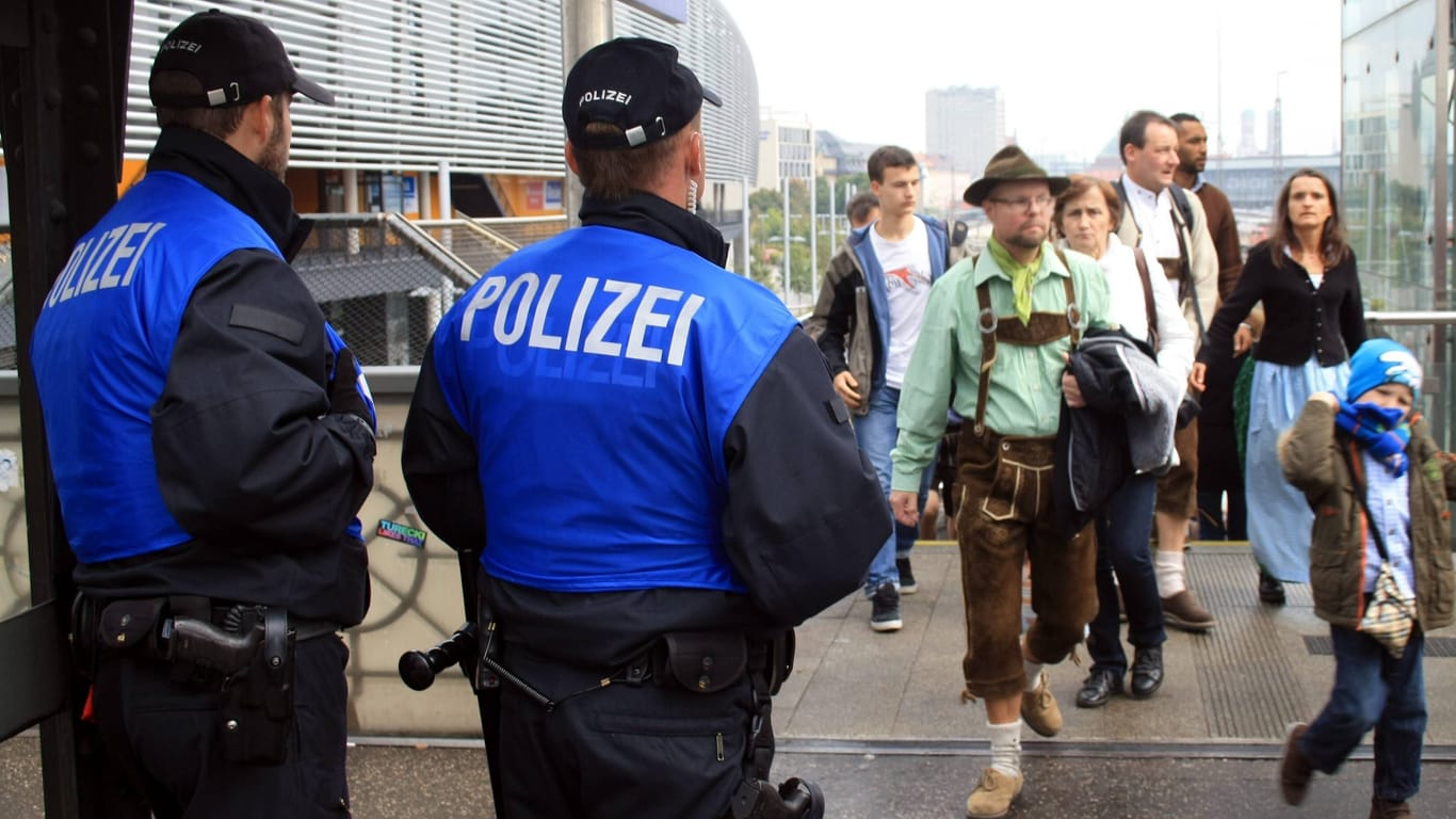 Bundespolizisten erwarten Wiesn-Besucher an der S-Bahn Haltestelle Hackerbrücke (Symbolbild): Immer wieder kommt es zu Übergriffen nach dem Volksfestbesuch.