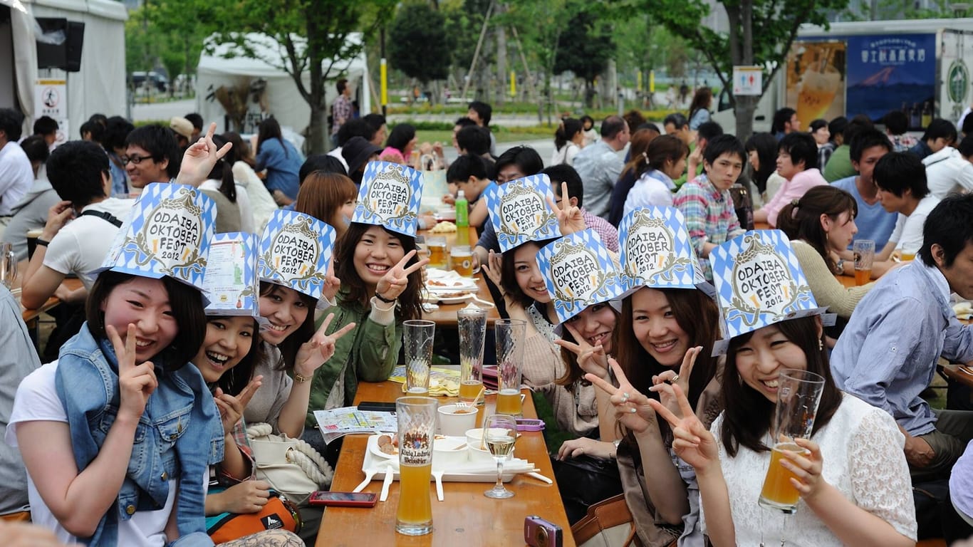Besucher auf dem Oktoberfest in Tokio (Symbolbild): Zahlreiche Länder auf der Welt wollen sich Wiesn-Feeling nach Hause holen.