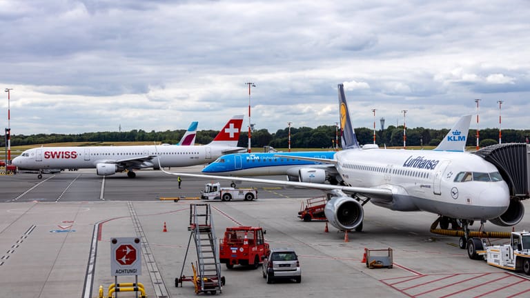 Ein Airbus A320 der Lufthansa auf dem Vorfeld des Flughafens Hamburg: Die Piloten streiken am Freitag.