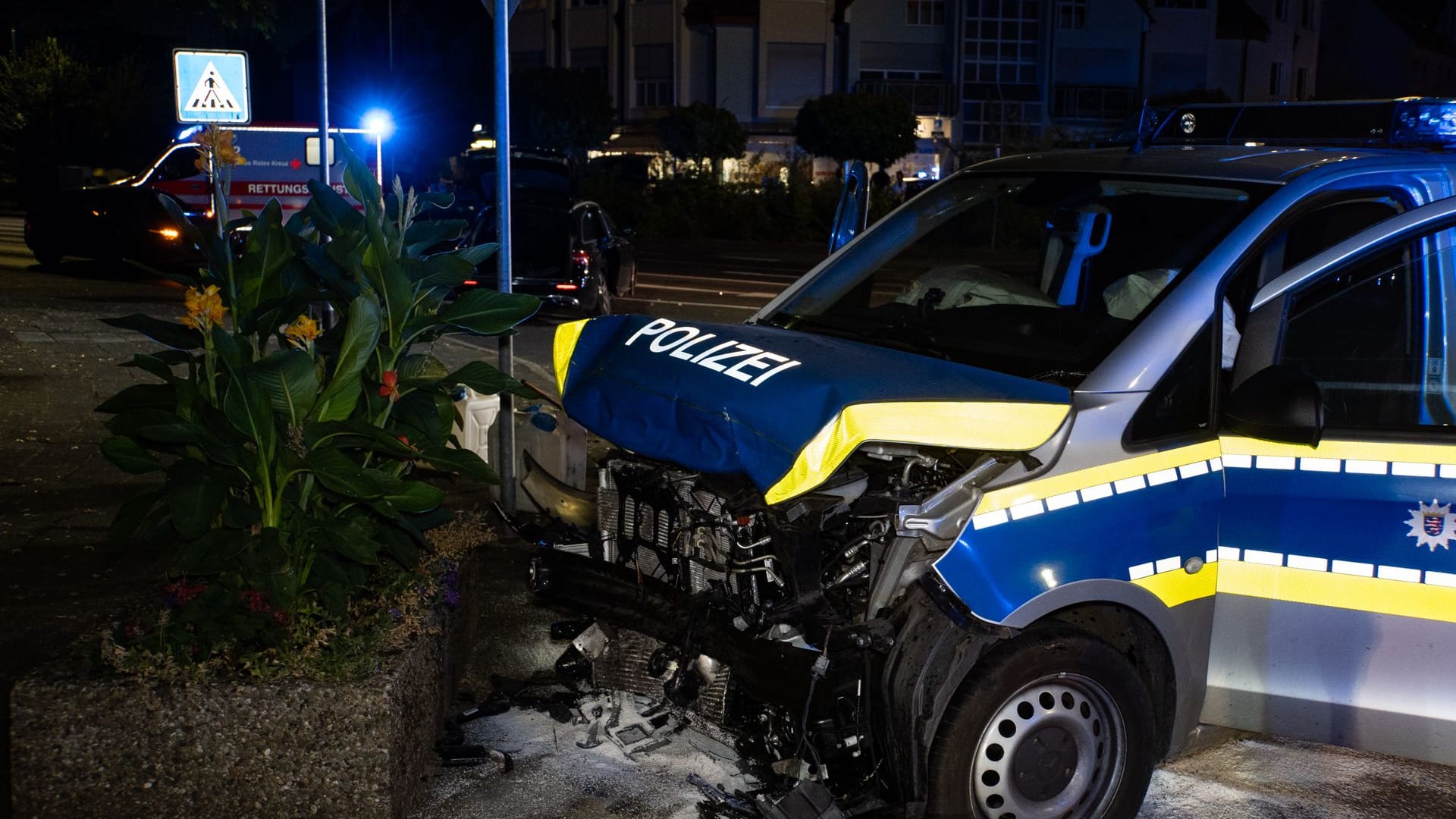 Beide Fahrzeuge waren nicht mehr fahrbereit und mussten abgeschleppt werden. Beide Fahrzeuge waren nicht mehr fahrbereit und mussten abgeschleppt werden.