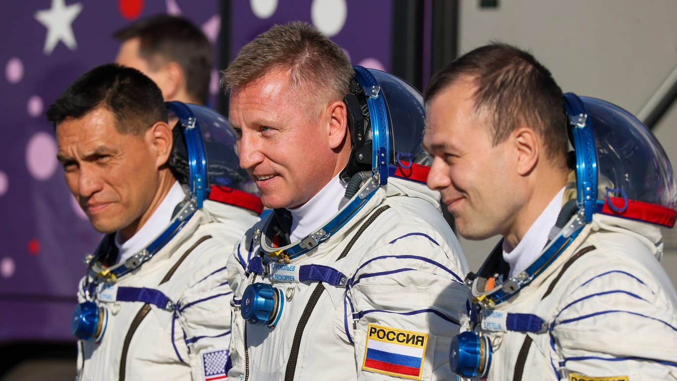 Der NASA-Astronaut Rubio (links) und die Kosmonauten Prokopjew (Mitte) und Petelin (rechts) vor dem Start: Mit einer Sojus-Raumkapsel fliegen sie gemeinsam ins All.