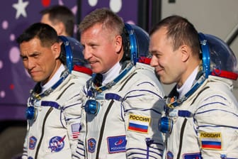 Der NASA-Astronaut Rubio (links) und die Kosmonauten Prokopjew (Mitte) und Petelin (rechts) vor dem Start: Mit einer Sojus-Raumkapsel fliegen sie gemeinsam ins All.