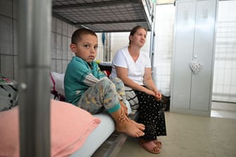Ekaterina Ogly und ihr Sohn Abram aus der Ukraine: Die Geflüchteten sind in einer Notunterkunft in der Kreissporthalle in Radolfzell am Bodensee untergebracht.
