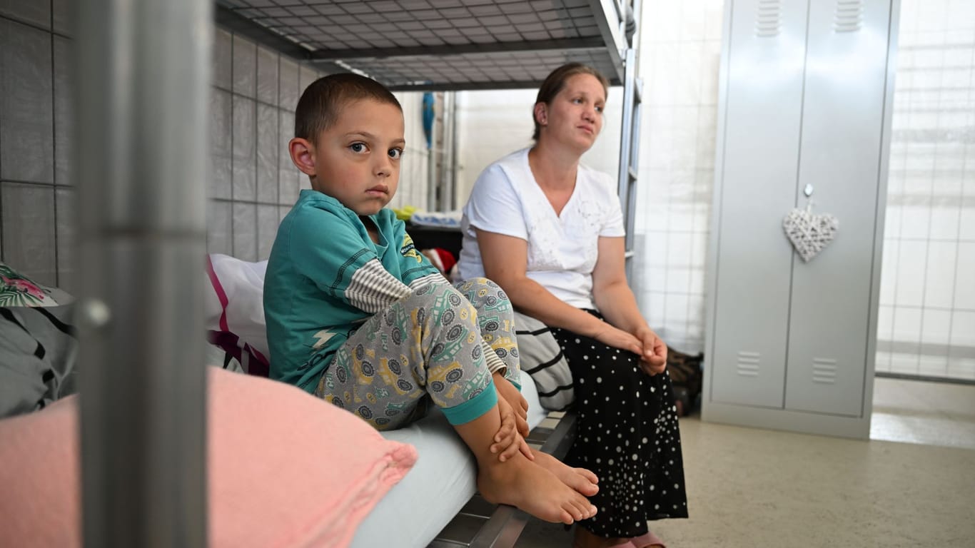 Ekaterina Ogly und ihr Sohn Abram aus der Ukraine: Die Geflüchteten sind in einer Notunterkunft in der Kreissporthalle in Radolfzell am Bodensee untergebracht.