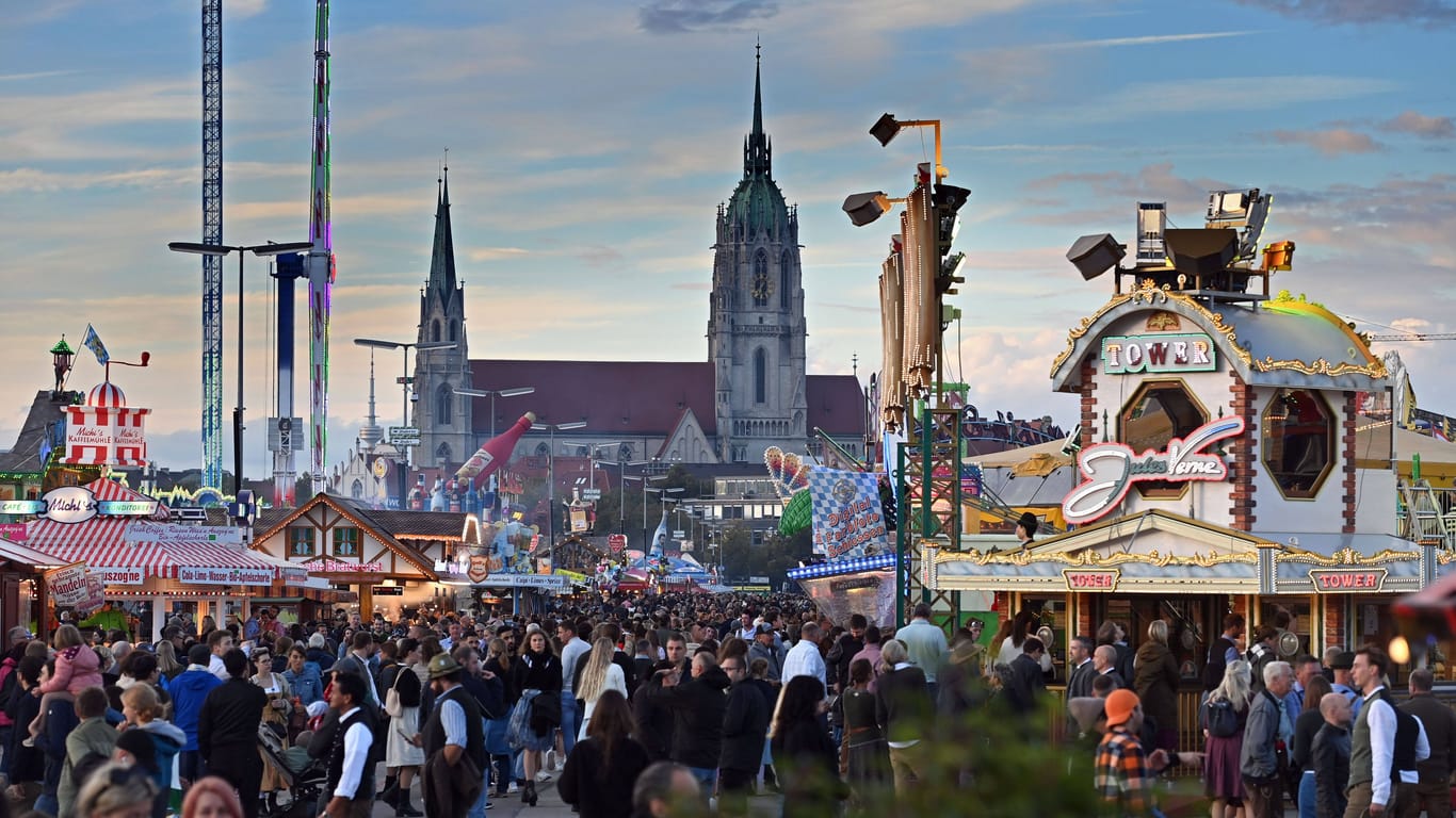 Blick über das Oktoberfest 2022 in München (Archivbild): Hier kann man viel Geld lassen. t-online hat getestet, wie viel genau.